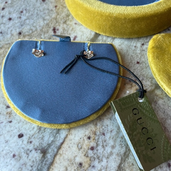 Authentic New with Tags Silver Interlocking Stud Gucci Earrings w box and pouch - Picture 3 of 9
